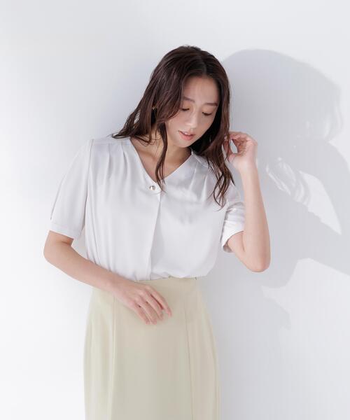 NATURAL BEAUTY BASIC(ナチュラルビューティーベーシック)の「◇メタルポイントVネックブラウス(シャツ/ブラウス・レディース・ラベンダー/ネイビー/オフホワイト・SMALL/MEDIUM)」の1枚目の写真