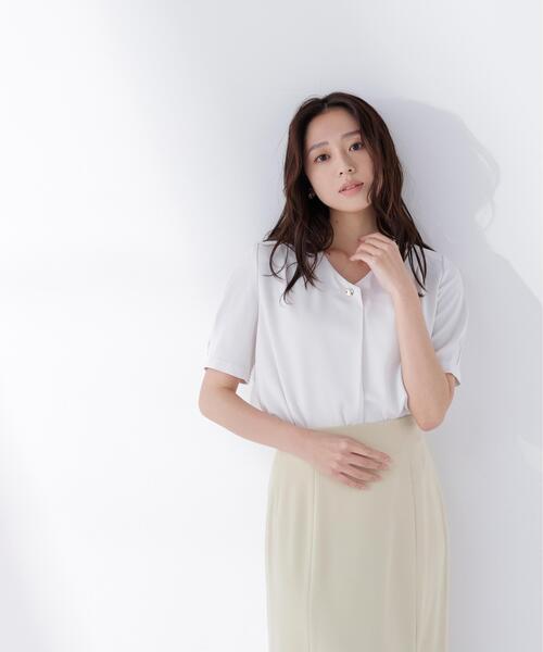 NATURAL BEAUTY BASIC(ナチュラルビューティーベーシック)の「◇メタルポイントVネックブラウス(シャツ/ブラウス・レディース・ラベンダー/ネイビー/オフホワイト・SMALL/MEDIUM)」の6枚目の写真