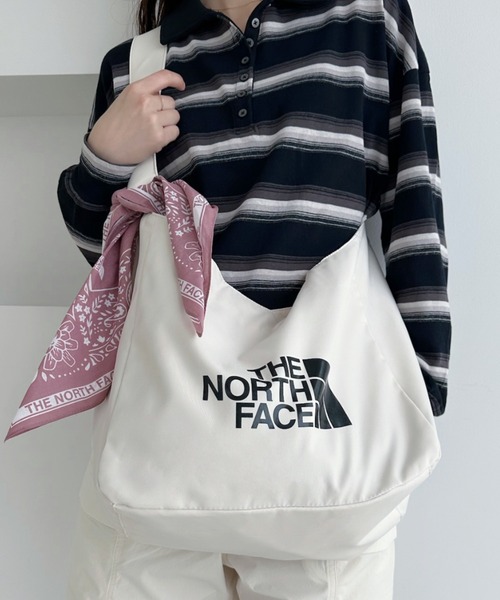 THE NORTH FACE(ザノースフェイス)の「◇THE NORTH FACE◇ WHITE LABEL 正規品/ビッグ ロゴ ショルダー バッグ BIG LOGO SHOULDER BAG(ショルダーバッグ・レディース・ピンク/クリーム/ダークグレー・FREE)」の2枚目の写真