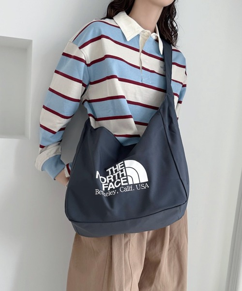 THE NORTH FACE(ザノースフェイス)の「◇THE NORTH FACE◇ WHITE LABEL 正規品/ビッグ ロゴ ショルダー バッグ BIG LOGO SHOULDER BAG(ショルダーバッグ・レディース・ピンク/クリーム/ダークグレー・FREE)」の5枚目の写真