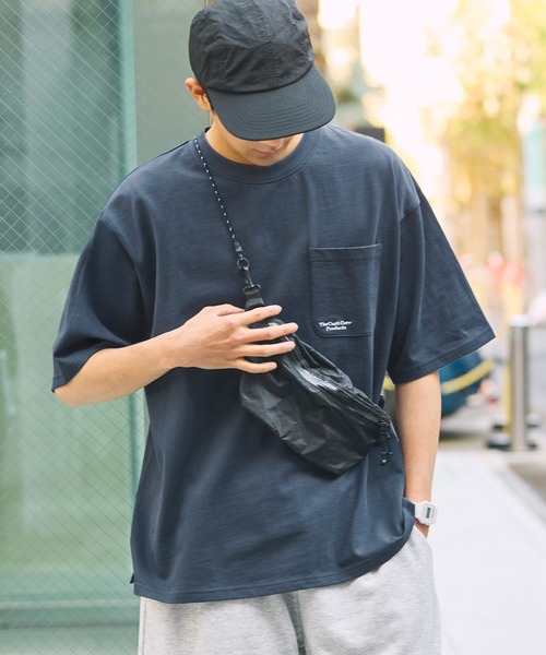 THE CRAFT CREW PRODUCTS(ザクラフトクループロダクツ)の「<UVカット・汗ジミ防止>ファンクショナルファブリック オーバーサイズ 半袖 ポケットTシャツ【THE CRAFT CREW PRODUCTS】(Tシャツ/カットソー・メンズ・アッシュグレー/ネイビー/ライトカーキ/オフホワイト/ダークグレー/ブラウン系/グレイッシュベージュ/ブラック・L/S/M)」の8枚目の写真