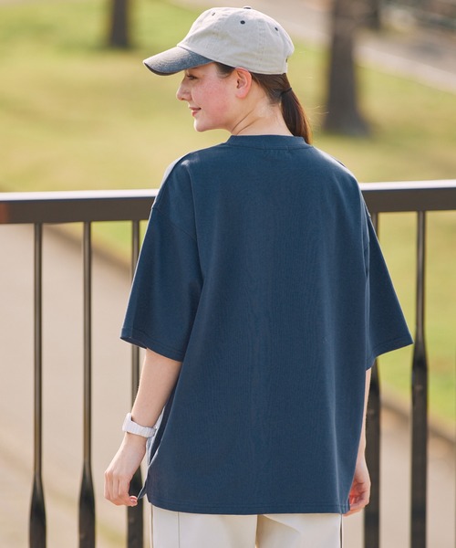 THE CRAFT CREW PRODUCTS(ザクラフトクループロダクツ)の「<UVカット・汗ジミ防止>ファンクショナルファブリック オーバーサイズ 半袖 ポケットTシャツ【THE CRAFT CREW PRODUCTS】(Tシャツ/カットソー・メンズ・アッシュグレー/ネイビー/ライトカーキ/オフホワイト/ダークグレー/ブラウン系/グレイッシュベージュ/ブラック・L/S/M)」の9枚目の写真
