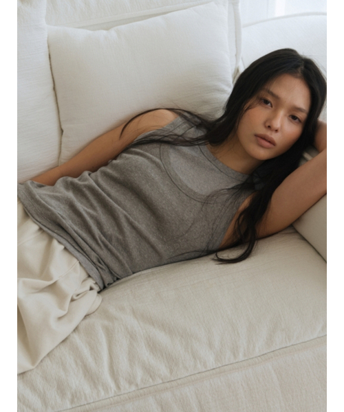 UNNOUT(アナウト)の「DELICATE SCOOP NECK SLEEVELESS SHIRT GREY(Tシャツ/カットソー・レディース・その他・ONE SIZE)」の2枚目の写真
