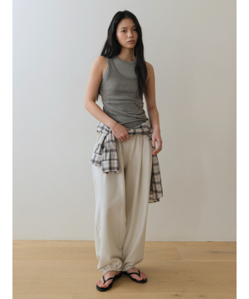 UNNOUT(アナウト)の「DELICATE SCOOP NECK SLEEVELESS SHIRT GREY(Tシャツ/カットソー・レディース・その他・ONE SIZE)」の4枚目の写真
