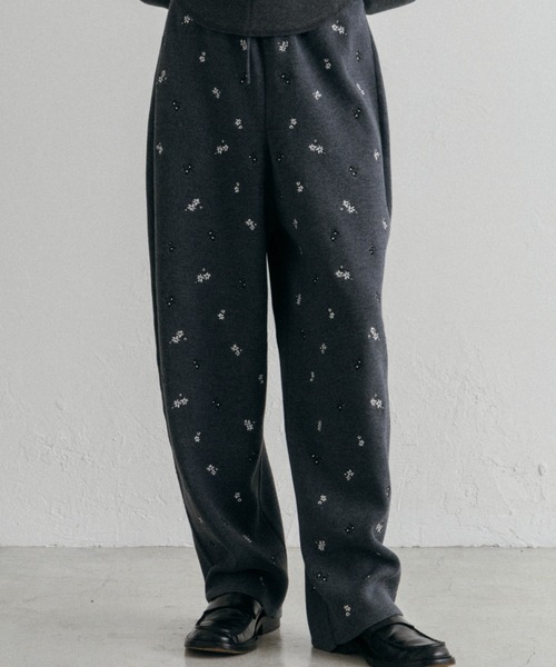 CREDONA（クレドナ）の「FLOWER EMBROIDERY KNIT PANTS/フラワーエンブロイダリーニットパンツ（その他パンツ・レディース・ブラック/グレー・FREE）」の2枚目の写真