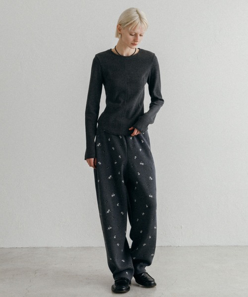 CREDONA（クレドナ）の「FLOWER EMBROIDERY KNIT PANTS/フラワーエンブロイダリーニットパンツ（その他パンツ・レディース・ブラック/グレー・FREE）」の3枚目の写真