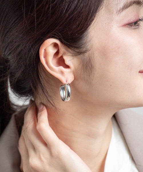 JENNYBIRD（ジェニーバード）の「【JENNY BIRD/ジェニーバード】ミディアムフープ ピアス Staple Hoops - Medium（ピアス（両耳用）・レディース・シルバー/ゴールド・FREE）」の2枚目の写真