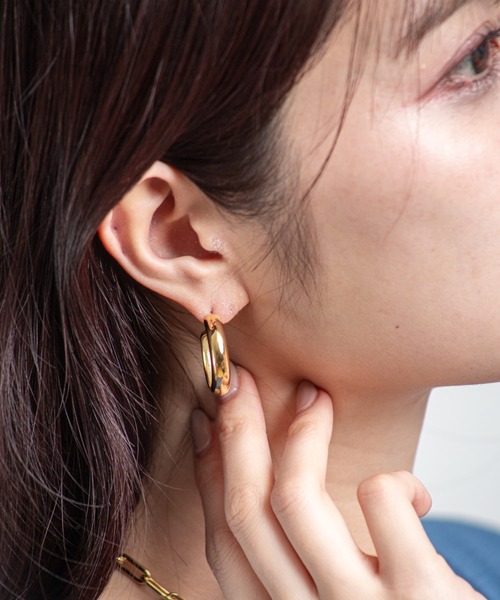JENNYBIRD（ジェニーバード）の「【JENNY BIRD/ジェニーバード】ミディアムフープ ピアス Staple Hoops - Medium（ピアス（両耳用）・レディース・シルバー/ゴールド・FREE）」の9枚目の写真