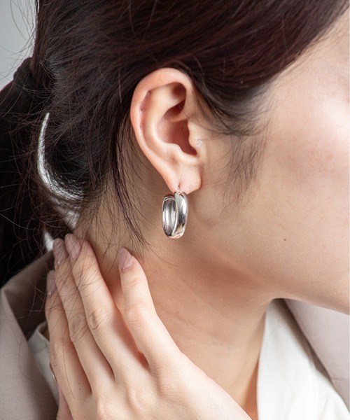 JENNYBIRD（ジェニーバード）の「【JENNY BIRD/ジェニーバード】ミディアムフープ ピアス Staple Hoops - Medium（ピアス（両耳用）・レディース・シルバー/ゴールド・FREE）」の3枚目の写真