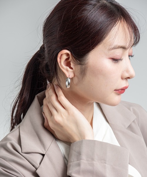 JENNYBIRD（ジェニーバード）の「【JENNY BIRD/ジェニーバード】ミディアムフープ ピアス Staple Hoops - Medium（ピアス（両耳用）・レディース・シルバー/ゴールド・FREE）」の4枚目の写真