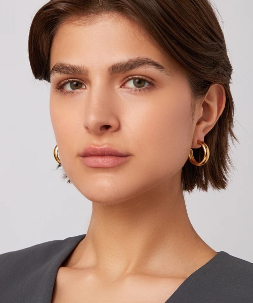 JENNYBIRD（ジェニーバード）の「【JENNY BIRD/ジェニーバード】ミディアムフープ ピアス Staple Hoops - Medium（ピアス（両耳用）・レディース・シルバー/ゴールド・FREE）」の12枚目の写真