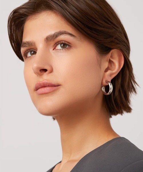 JENNYBIRD（ジェニーバード）の「【JENNY BIRD/ジェニーバード】ミディアムフープ ピアス Staple Hoops - Medium（ピアス（両耳用）・レディース・シルバー/ゴールド・FREE）」の6枚目の写真