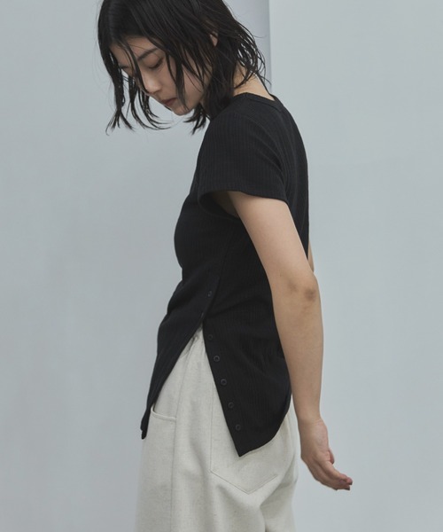 feepur(フェピュール)の「サイドボタンシアーリブTee(Tシャツ/カットソー・レディース・ブラック/アイボリー/ピンク・MEDIUM)」の12枚目の写真