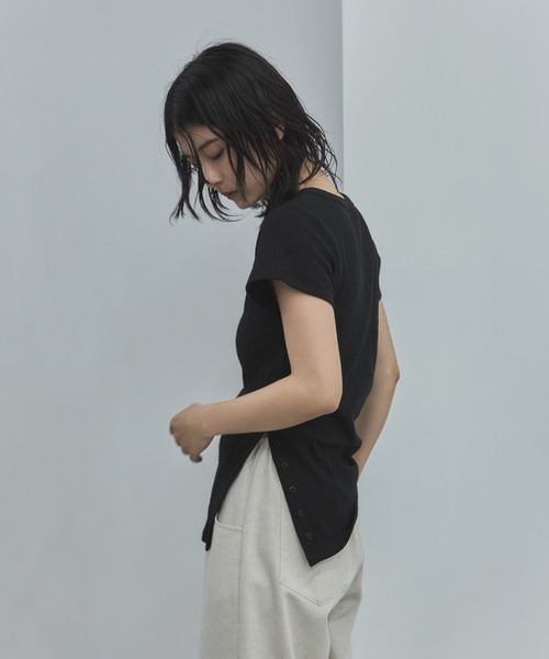 feepur(フェピュール)の「サイドボタンシアーリブTee(Tシャツ/カットソー・レディース・ブラック/アイボリー/ピンク・MEDIUM)」の9枚目の写真