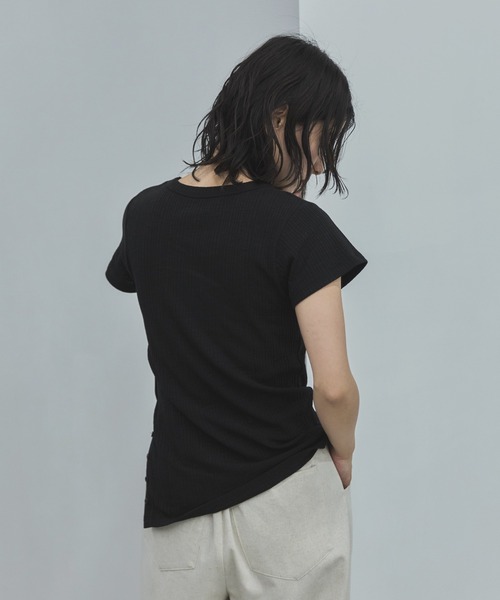feepur(フェピュール)の「サイドボタンシアーリブTee(Tシャツ/カットソー・レディース・ブラック/アイボリー/ピンク・MEDIUM)」の10枚目の写真