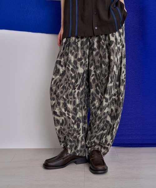 Nora Lily（ノラリリー）の「【Nora Lily】Camo Tuck Balloon Barrel Pants（その他パンツ・メンズ・カーキ/グレー・FREE）」の2枚目の写真