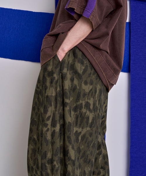 Nora Lily（ノラリリー）の「【Nora Lily】Camo Tuck Balloon Barrel Pants（その他パンツ・メンズ・カーキ/グレー・FREE）」の18枚目の写真