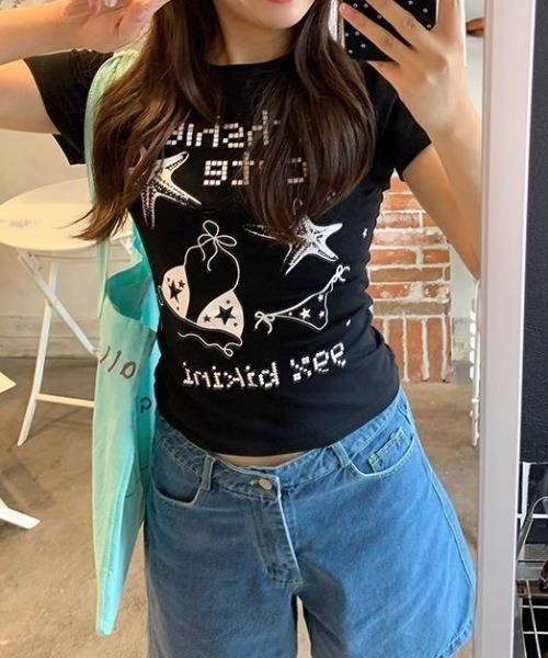 LADY LIKE(レディライク)の「【春夏新作】ヒトデ&ビキニ柄半袖Tシャツ(Tシャツ/カットソー・レディース・ホワイト/ブラック・M)」の2枚目の写真