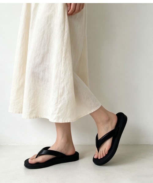 AMELY(エミリー)の「厚底 フラット トングサンダル(サンダル・レディース・レッド/ブラック/アイボリー/イエロー/ブラック系その他/アイボリー系/シルバー・40/39/38/37/36/35)」の14枚目の写真