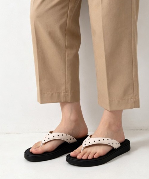 AMELY(エミリー)の「厚底 フラット トングサンダル(サンダル・レディース・レッド/ブラック/アイボリー/イエロー/ブラック系その他/アイボリー系/シルバー・40/39/38/37/36/35)」の11枚目の写真