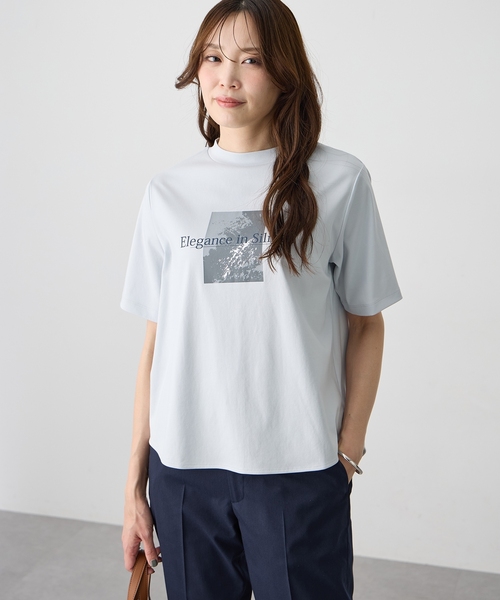 A/C DESIGN BY ALPHA CUBIC（エーシーデザインバイアルファキュービック）の「モックネック箔プリントロゴTシャツ【すごツヤ・接触冷感・UVカット】（Tシャツ/カットソー・レディース・サックスブルー/オフホワイト・M/L/LL）」の3枚目の写真