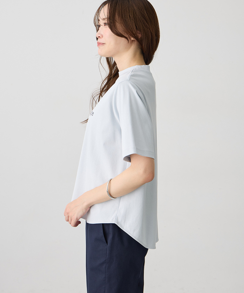 A/C DESIGN BY ALPHA CUBIC（エーシーデザインバイアルファキュービック）の「モックネック箔プリントロゴTシャツ【すごツヤ・接触冷感・UVカット】（Tシャツ/カットソー・レディース・サックスブルー/オフホワイト・M/L/LL）」の4枚目の写真