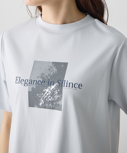 A/C DESIGN BY ALPHA CUBIC（エーシーデザインバイアルファキュービック）の「モックネック箔プリントロゴTシャツ【すごツヤ・接触冷感・UVカット】（Tシャツ/カットソー・レディース・サックスブルー/オフホワイト・M/L/LL）」の10枚目の写真