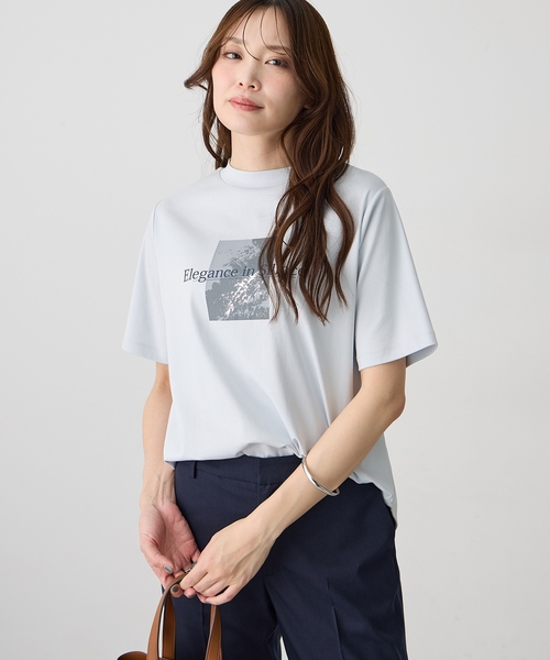 A/C DESIGN BY ALPHA CUBIC（エーシーデザインバイアルファキュービック）の「モックネック箔プリントロゴTシャツ【すごツヤ・接触冷感・UVカット】（Tシャツ/カットソー・レディース・サックスブルー/オフホワイト・M/L/LL）」の2枚目の写真