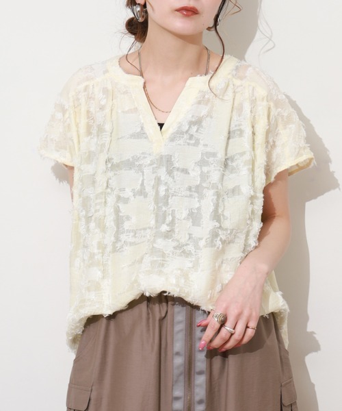 EGLANTINE(エグランティーヌ)の「EGLANTINE キーネックジャガードブラウス(シャツ/ブラウス・レディース・アイボリー/ベージュ/ブラック・38)」の5枚目の写真