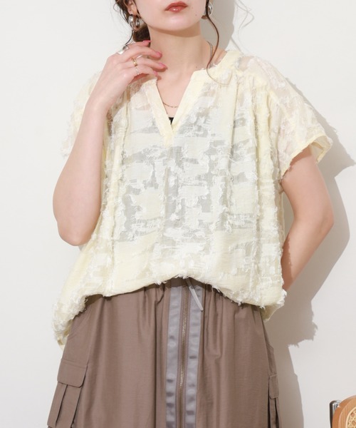 EGLANTINE(エグランティーヌ)の「EGLANTINE キーネックジャガードブラウス(シャツ/ブラウス・レディース・アイボリー/ベージュ/ブラック・38)」の6枚目の写真
