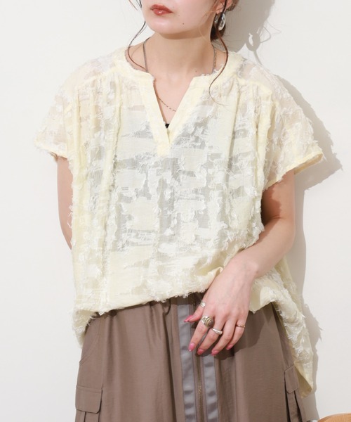 EGLANTINE(エグランティーヌ)の「EGLANTINE キーネックジャガードブラウス(シャツ/ブラウス・レディース・アイボリー/ベージュ/ブラック・38)」の7枚目の写真