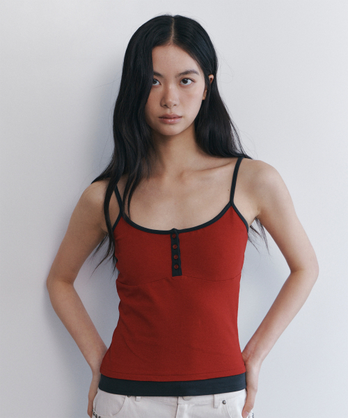 CURETTY(キュリティ)の「C CONTRAST BUTTON SLEEVELESS TOP_RED(Tシャツ/カットソー・レディース・レッド・SMALL)」の1枚目の写真