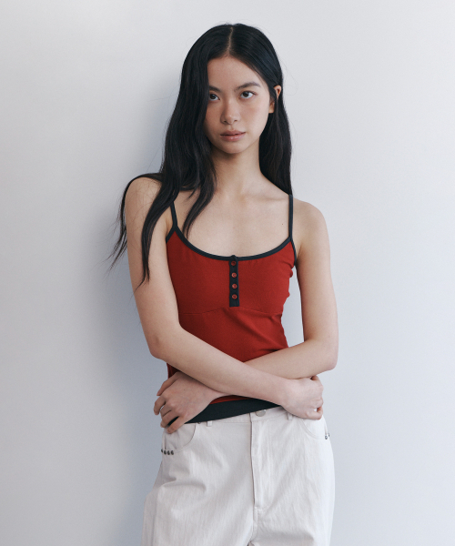 CURETTY(キュリティ)の「C CONTRAST BUTTON SLEEVELESS TOP_RED(Tシャツ/カットソー・レディース・レッド・SMALL)」の2枚目の写真