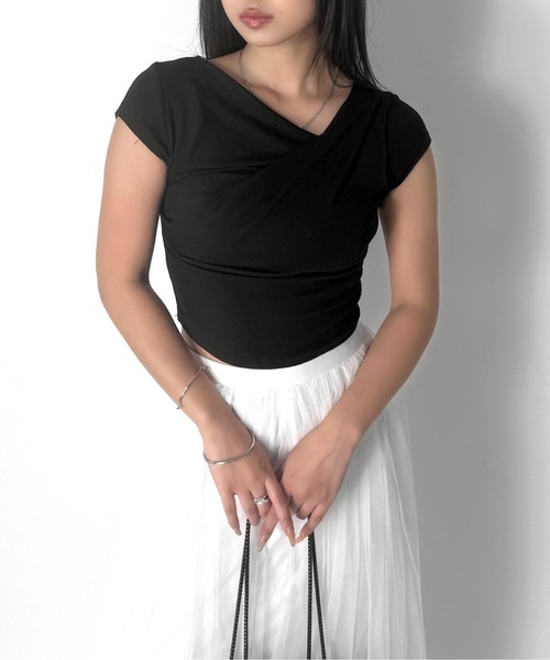 LVEU.(ラブユ.)の「【LVEU.】ドレープデザイントップス / トップス ドレープ 半袖 クロップド丈 ミニT Tシャツ ドレープ ZOZOTOWN限定(Tシャツ/カットソー・レディース・ホワイト/ブラック・FREE)」の1枚目の写真
