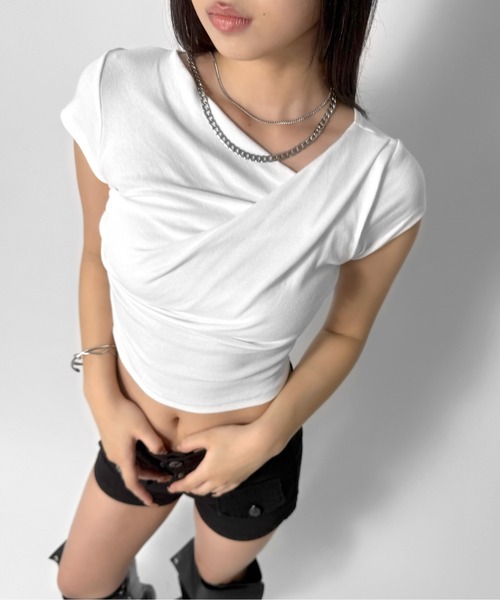 LVEU.(ラブユ.)の「【LVEU.】ドレープデザイントップス / トップス ドレープ 半袖 クロップド丈 ミニT Tシャツ ドレープ ZOZOTOWN限定(Tシャツ/カットソー・レディース・ホワイト/ブラック・FREE)」の6枚目の写真