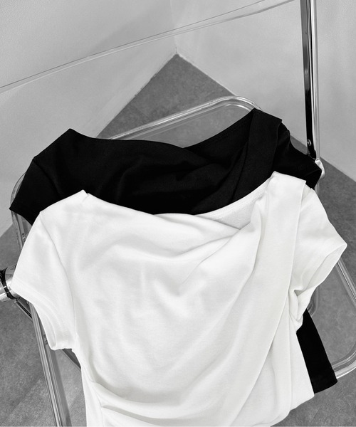 LVEU.(ラブユ.)の「【LVEU.】ドレープデザイントップス / トップス ドレープ 半袖 クロップド丈 ミニT Tシャツ ドレープ ZOZOTOWN限定(Tシャツ/カットソー・レディース・ホワイト/ブラック・FREE)」の17枚目の写真