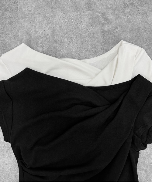 LVEU.(ラブユ.)の「【LVEU.】ドレープデザイントップス / トップス ドレープ 半袖 クロップド丈 ミニT Tシャツ ドレープ ZOZOTOWN限定(Tシャツ/カットソー・レディース・ホワイト/ブラック・FREE)」の15枚目の写真