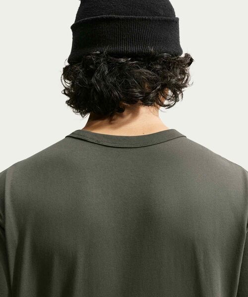 NIKE(ナイキ)の「ナイキ スポーツウェア プレミアム エッセンシャル メンズ Tシャツ / Nike Sportswear Premium Essentials Men's T-Shirt IH1122-005 Newsprint(Tシャツ/カットソー・メンズ・ダークグレー・XL/S/M/L/2XL)」の2枚目の写真