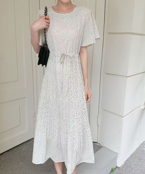 FINEnough(ファインナフ)の「ドット柄風小花プリントウエストマークプリーツワンピース(ワンピース・レディース・イエロー/ブラック/ホワイト/ネイビー・FREE)」の2枚目の写真