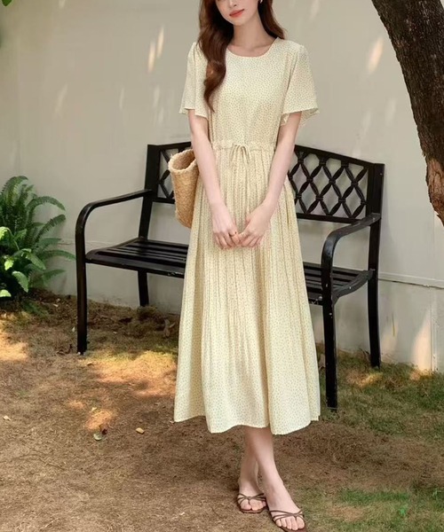 FINEnough(ファインナフ)の「ドット柄風小花プリントウエストマークプリーツワンピース(ワンピース・レディース・イエロー/ブラック/ホワイト/ネイビー・FREE)」の1枚目の写真