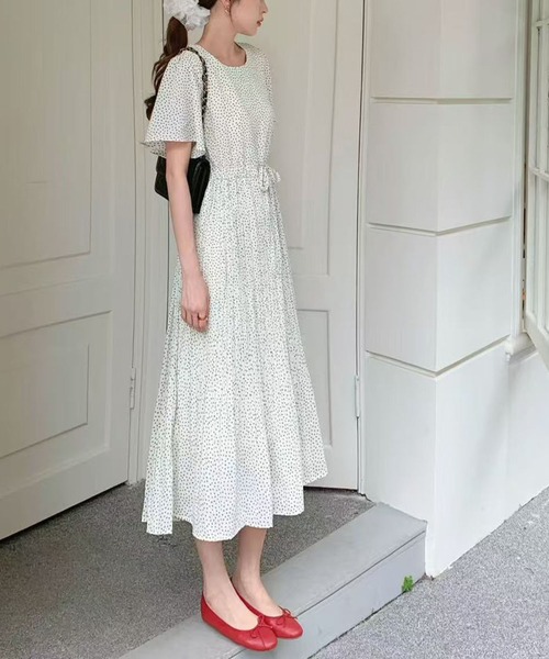 FINEnough(ファインナフ)の「ドット柄風小花プリントウエストマークプリーツワンピース(ワンピース・レディース・イエロー/ブラック/ホワイト/ネイビー・FREE)」の6枚目の写真