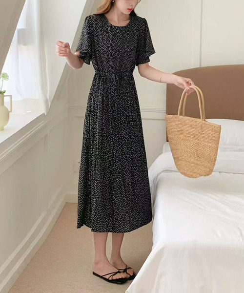 FINEnough(ファインナフ)の「ドット柄風小花プリントウエストマークプリーツワンピース(ワンピース・レディース・イエロー/ブラック/ホワイト/ネイビー・FREE)」の10枚目の写真