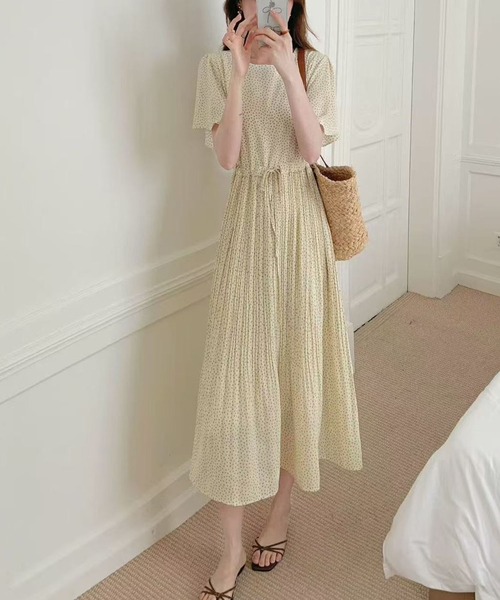 FINEnough(ファインナフ)の「ドット柄風小花プリントウエストマークプリーツワンピース(ワンピース・レディース・イエロー/ブラック/ホワイト/ネイビー・FREE)」の15枚目の写真
