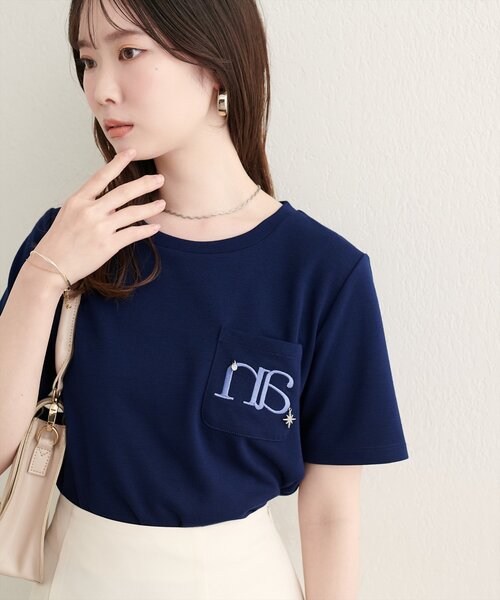natural couture(ナチュラルクチュール)の「チャーム付きロゴ刺繍ショートT(Tシャツ/カットソー・レディース・ブラウン/ネイビー/オフホワイト・FREE)」の2枚目の写真