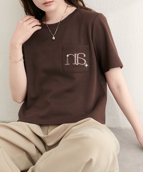 natural couture(ナチュラルクチュール)の「チャーム付きロゴ刺繍ショートT(Tシャツ/カットソー・レディース・ブラウン/ネイビー/オフホワイト・FREE)」の3枚目の写真