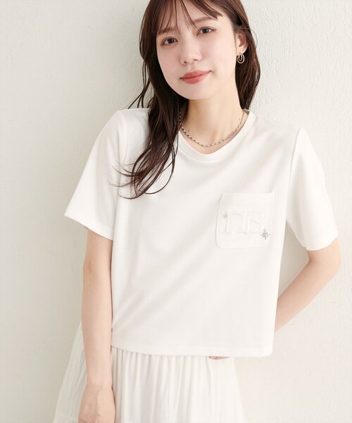 natural couture(ナチュラルクチュール)の「チャーム付きロゴ刺繍ショートT(Tシャツ/カットソー・レディース・ブラウン/ネイビー/オフホワイト・FREE)」の1枚目の写真
