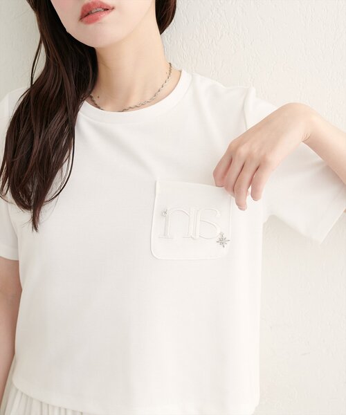 natural couture(ナチュラルクチュール)の「チャーム付きロゴ刺繍ショートT(Tシャツ/カットソー・レディース・ブラウン/ネイビー/オフホワイト・FREE)」の4枚目の写真