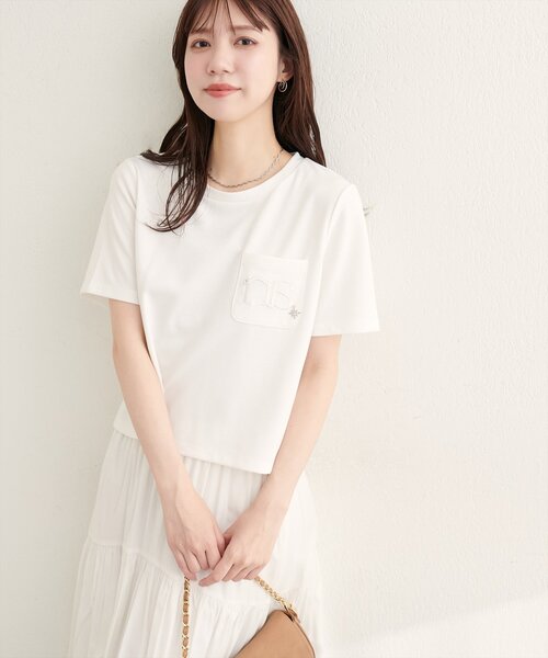 natural couture(ナチュラルクチュール)の「チャーム付きロゴ刺繍ショートT(Tシャツ/カットソー・レディース・ブラウン/ネイビー/オフホワイト・FREE)」の6枚目の写真