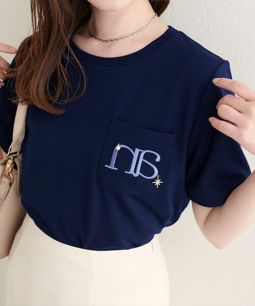 natural couture(ナチュラルクチュール)の「チャーム付きロゴ刺繍ショートT(Tシャツ/カットソー・レディース・ブラウン/ネイビー/オフホワイト・FREE)」の14枚目の写真