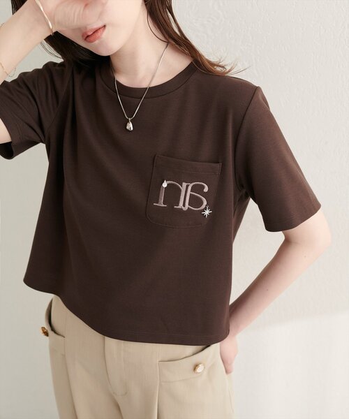 natural couture(ナチュラルクチュール)の「チャーム付きロゴ刺繍ショートT(Tシャツ/カットソー・レディース・ブラウン/ネイビー/オフホワイト・FREE)」の11枚目の写真